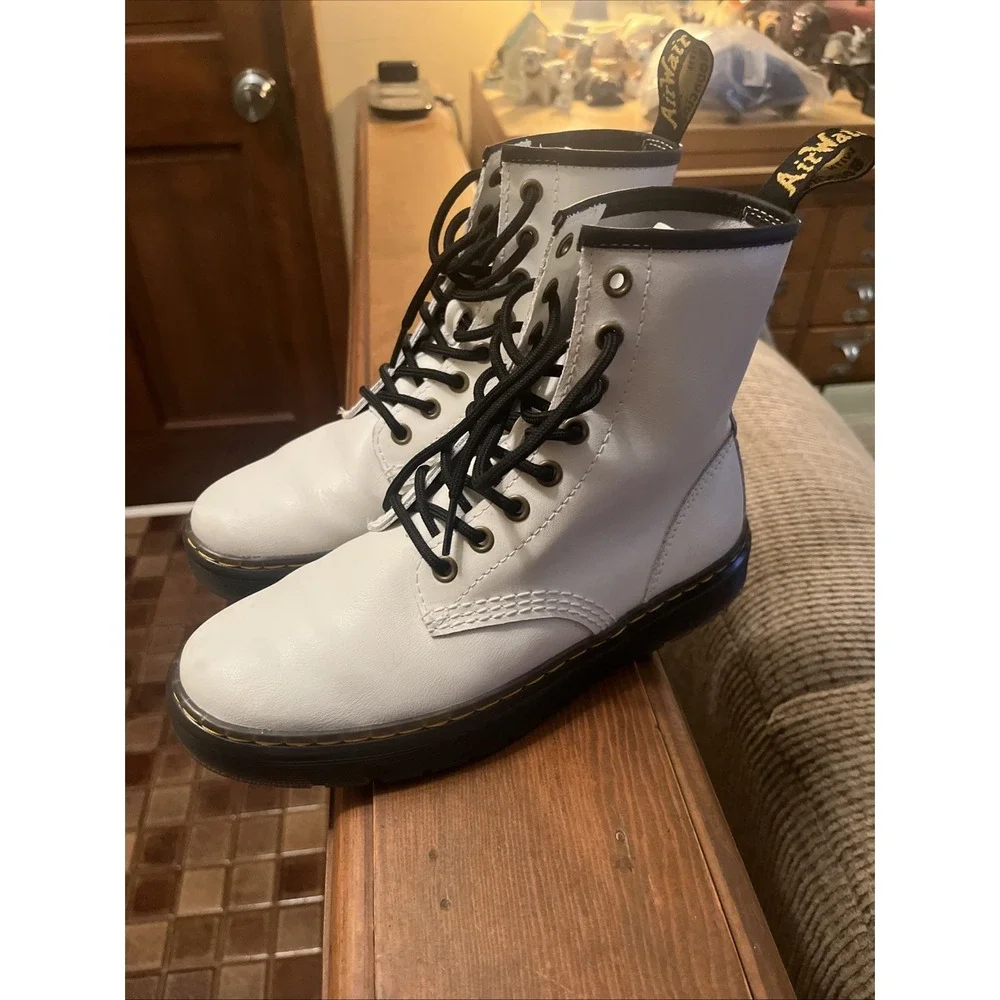 Drr. Martens product pair